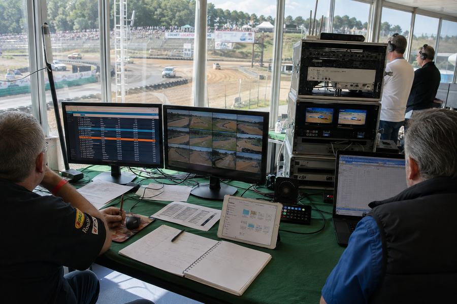 Régie d'arbitrage vidéo EBOO en fonctionnement pendant une épreuve, mosaïque multi-caméras et vue directe sur le circuit